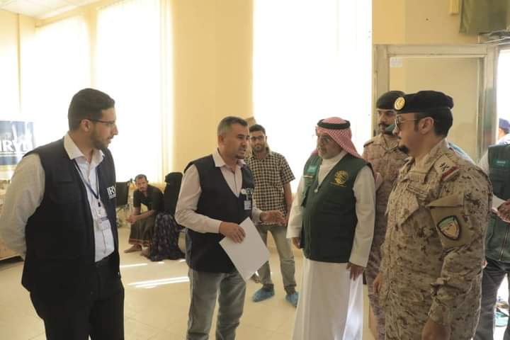 مدير فرع مركز الملك سلمان وقائد قوات الواجب باليمن في زيارة لمركز الغسيل الكلوي بالغيضة.