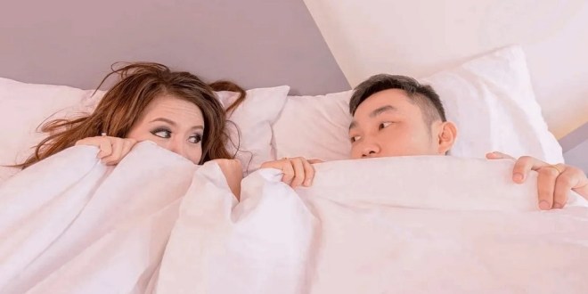 زوج وضع كاميرا مراقبة سرية في غرفة النوم ليكتشف ما تفعله زوجته بالليل أثناء نومه.. وفي الصباح كانت الصدمة التي لم يكن يتوقعها!