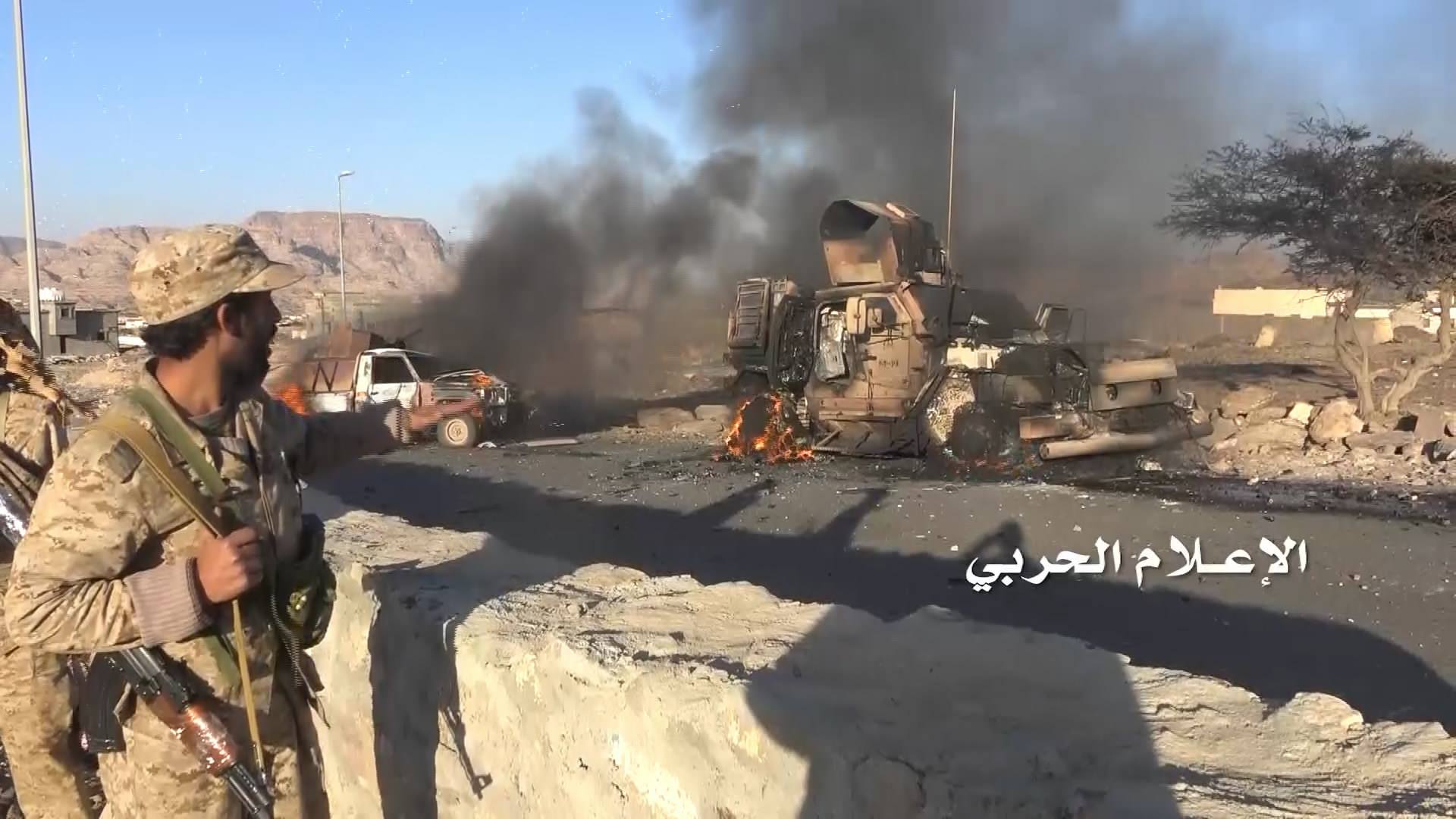 خطير للغاية.. مليشيات الحوثي تسيطر على معسكر استراتيجي بكل مواقعه ومعداته بتواطؤ فاضح من الشرعية