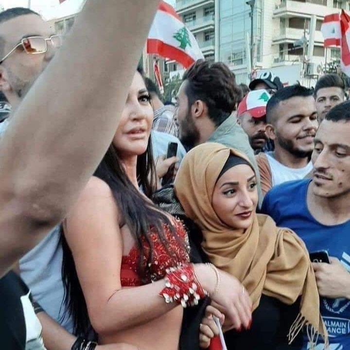 صور وفيديوهات للتحرش بأجمل نساء في مظاهرات الثورة اللبنانية.