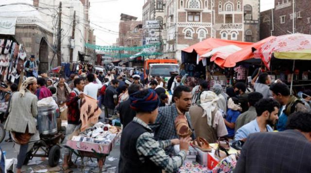 عاجل..مسلحو الحوثي يهاجمون أحد الأسواق الشعبية بصنعاء ويصادرون ممتلكات الباعة